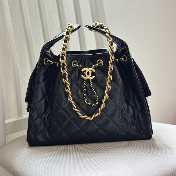 CHANEL Handbags - ❌ SOLD ❌ CHANEL 25 HOBO BAG in Black